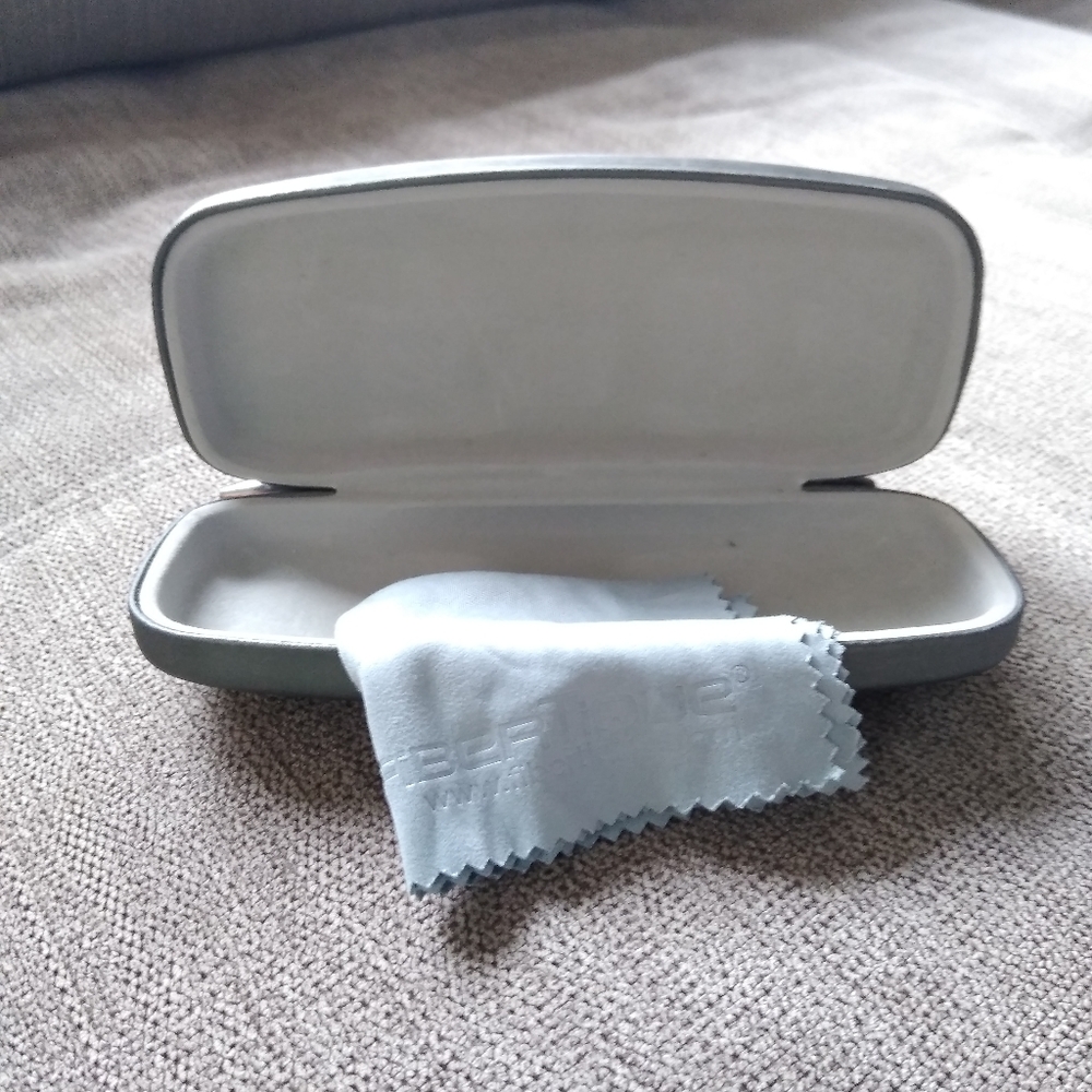 Sunglass case with cleaning cloth
